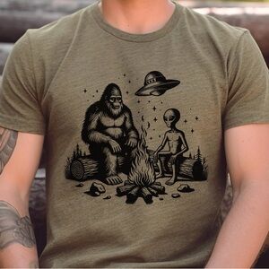 Bigfoot Alien Campfire Graphic Tee Shirt XL Unisex UFO Sasquatch Olive Green
